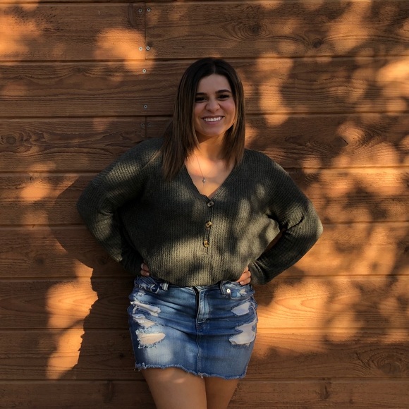 Profile Picture of Joanne Nelson (@joannenicole208) on Poshmark