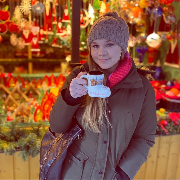 Profile Picture of Amber Snedden (@ambersnedden) on Poshmark