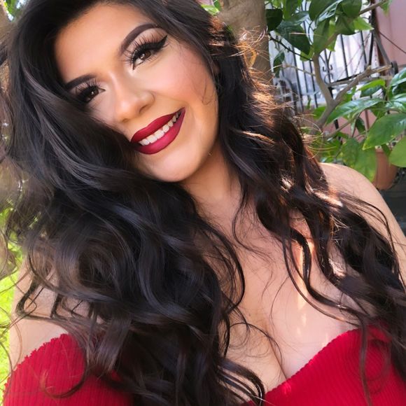 Profile Picture of Paola Alarcon (@paola121495) on Poshmark