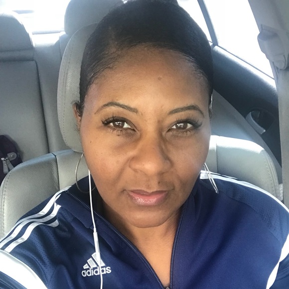 Profile Picture of Danielle Whitfield (@dewhitfield) on Poshmark