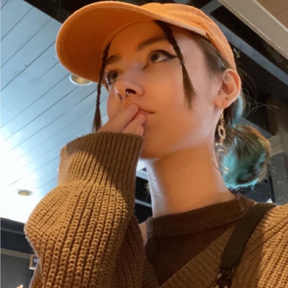 Profile Picture of Carly Barickman (@cadriana_) on Poshmark