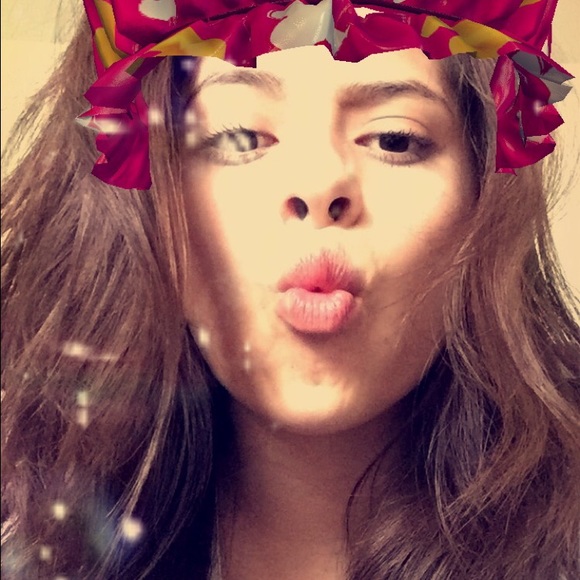 Profile Picture of Valeria Sanchez (@v_emily125) on Poshmark