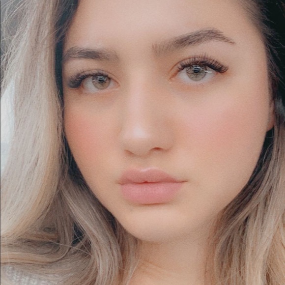 Profile Picture of Joelle Levy (@itsjoella) on Poshmark