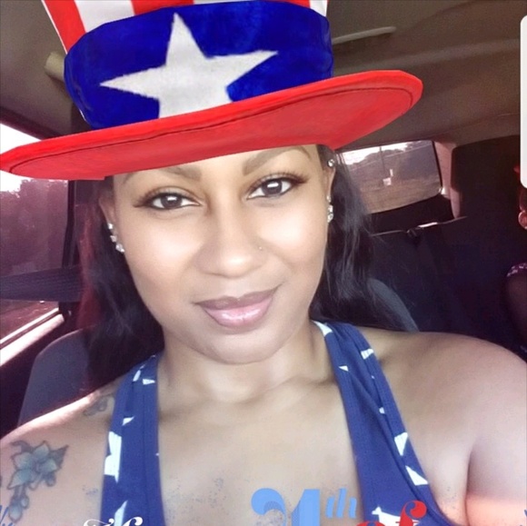 Profile Picture of Eboni Thompson (@ebonit519) on Poshmark