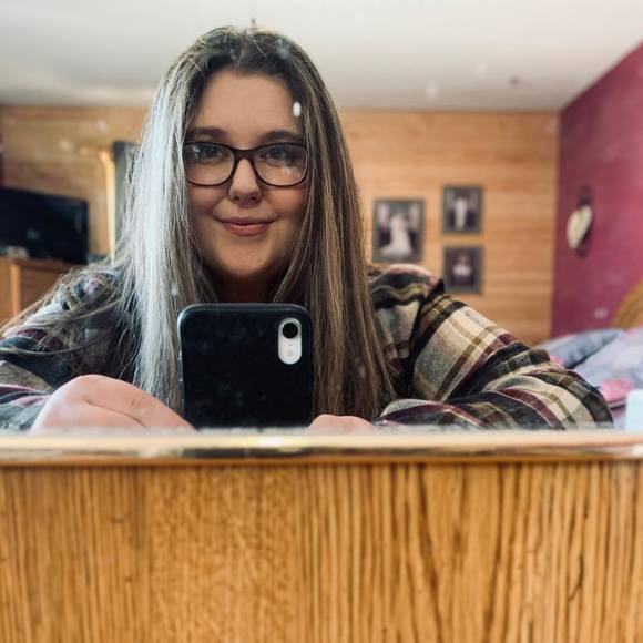 Haley Pietig - Poshmark Profile Picture of Haley Pietig (@haleypoof99) on Poshmark