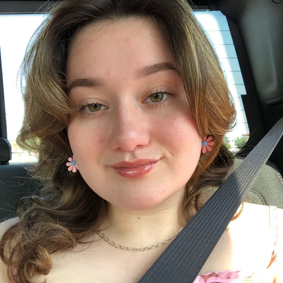Profile Picture of Jade Swierczynski (@jswierczynski) on Poshmark