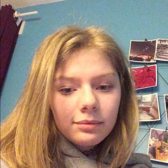 Profile Picture of Kara Becker (@karaboocat) on Poshmark