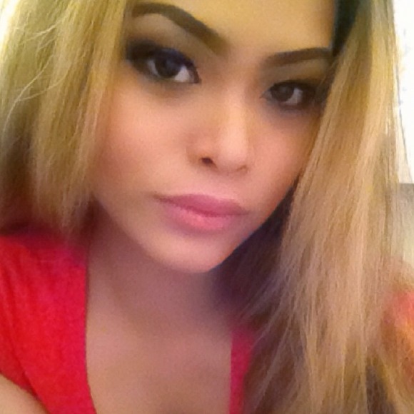 Profile Picture of Isabelle Fernandez (@dopebbymama) on Poshmark
