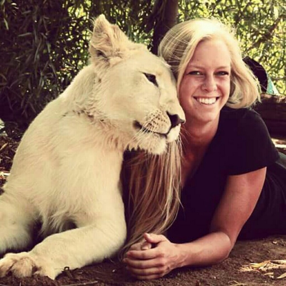 Profile Picture of Amanda Hoeg (@ajhoeg) on Poshmark