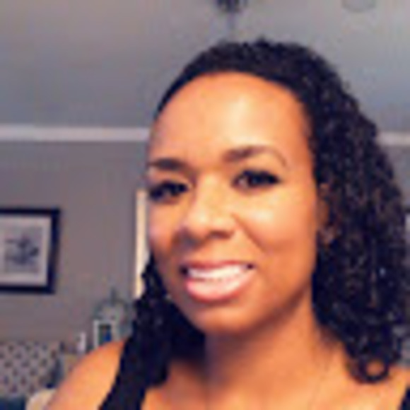 Profile Picture of Laura Warkentin (@lrwarkentin) on Poshmark