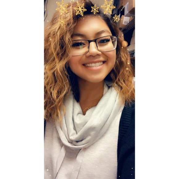 Profile Picture of Ouathong Veunnasack (@leeenaveee) on Poshmark