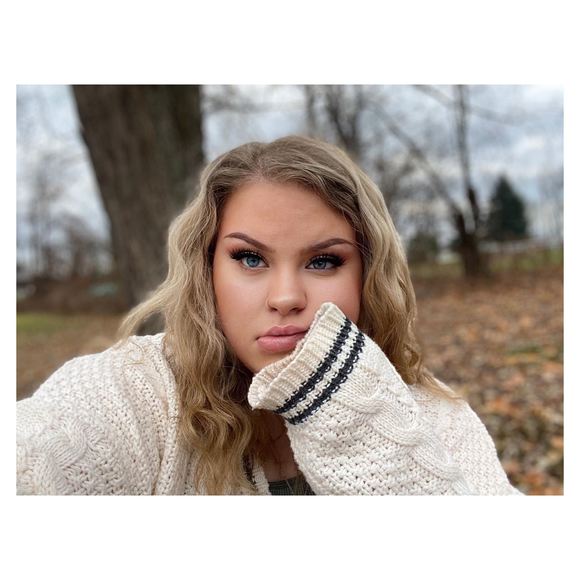 Profile Picture of Kaitlin Oldham (@kaittdanielle) on Poshmark