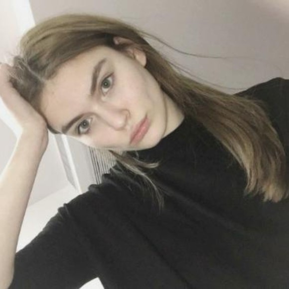 Profile Picture of Alice Siner (@alicelol19) on Poshmark