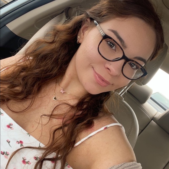 Profile Picture of Heather Hochenberger (@heather_clarice) on Poshmark