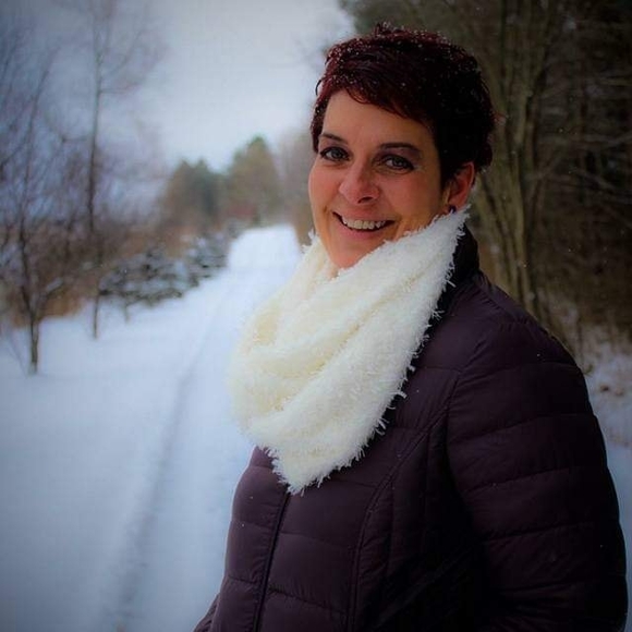 Profile Picture of Laura Gravis-lautner (@imthatgirl7017) on Poshmark