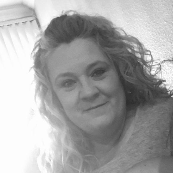 Profile Picture of April Thompson (@aprylleis) on Poshmark