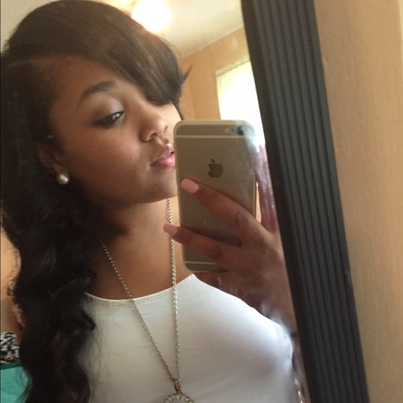 Profile Picture of Tamia Williams (@miaxoxox) on Poshmark