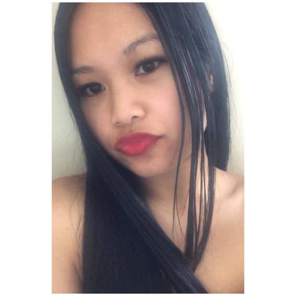 Profile Picture of Jessica Laurelle (@yoursweettie_) on Poshmark