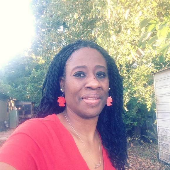 Profile Picture of Arlene Christal (@arlenechristal) on Poshmark