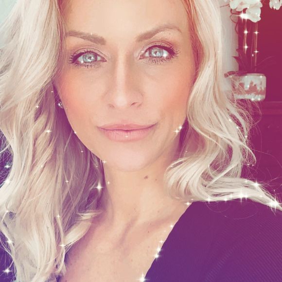 Profile Picture of Nicole Headdings (@tblondegrl88) on Poshmark