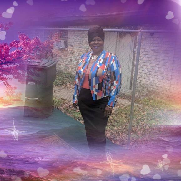 Profile Picture of Carla Pouncey (@carla1209) on Poshmark