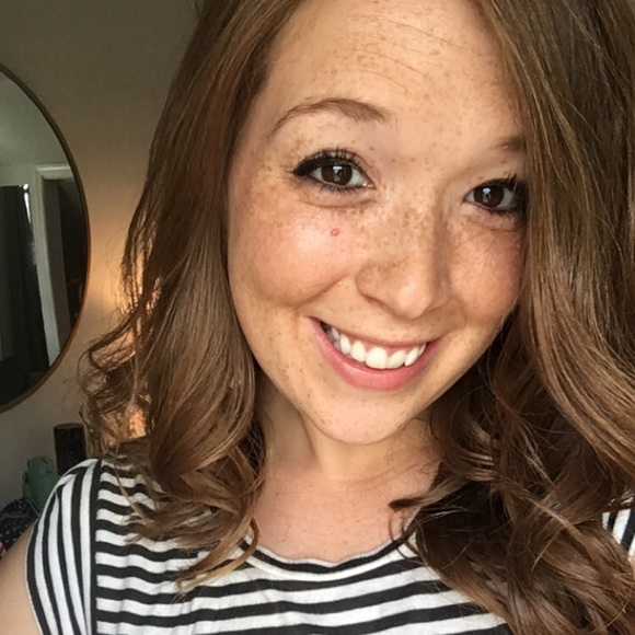 Profile Picture of Emily Cobbs (@emilyrachel) on Poshmark