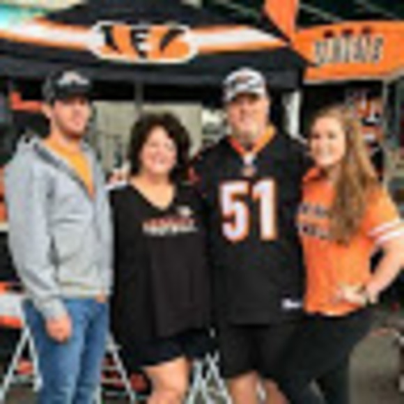 Profile Picture of Sam Huffman (@samhuffman954) on Poshmark