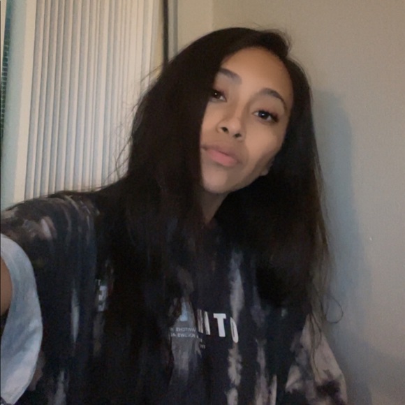 Profile Picture of Leslie Huertero (@leslieehue) on Poshmark