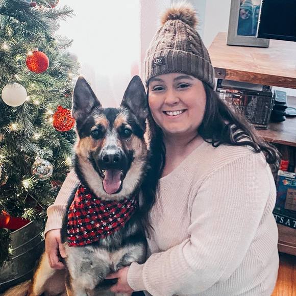 Profile Picture of Cassandra Dias (@cassiedias) on Poshmark