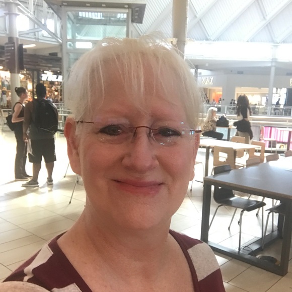 Profile Picture of Kara Reid (@studiolady54) on Poshmark