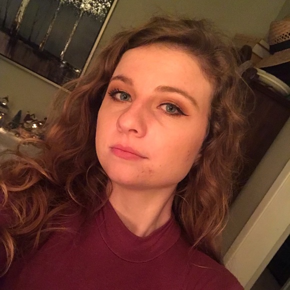 Profile Picture of Ciera Debortoli (@cieradebortoli) on Poshmark