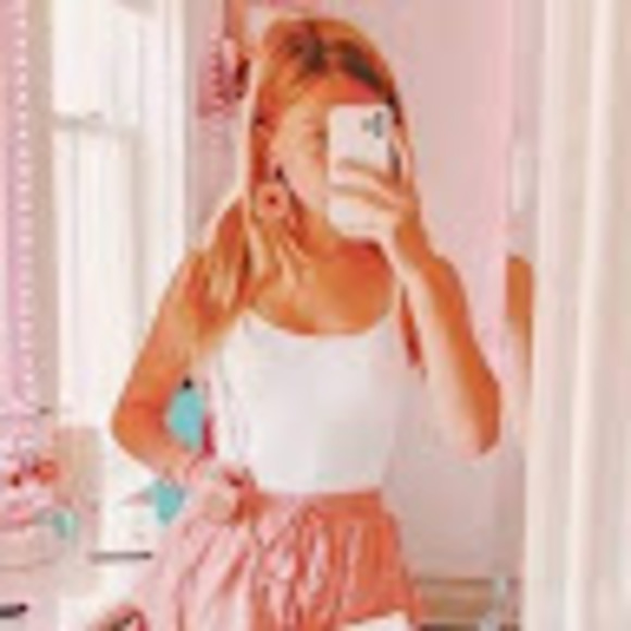 Profile Picture of Ava Little (@littleava70) on Poshmark