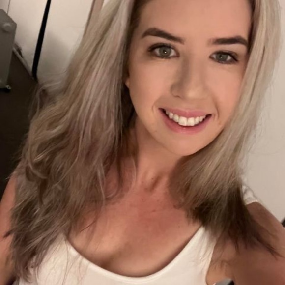 Profile Picture of Michelle Bates (@michellebate550) on Poshmark