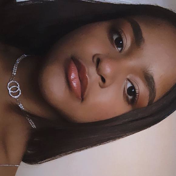 Profile Picture of Valery Andrickson (@vandrickson) on Poshmark