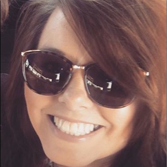 Profile Picture of Rhonda Pollmann (@rhondapollmann) on Poshmark