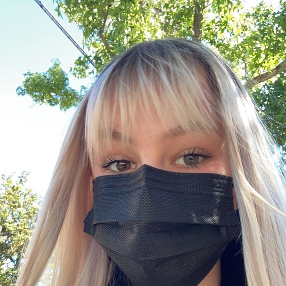 Profile Picture of Zoe Dufner (@zoedufner) on Poshmark