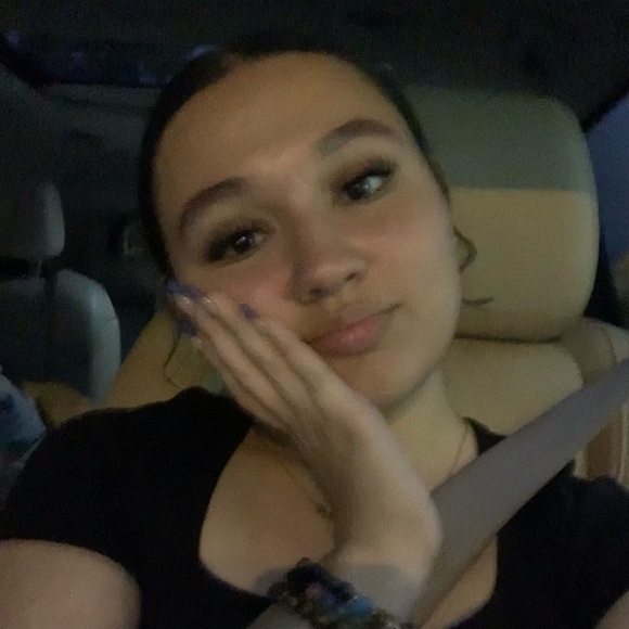 Profile Picture of Amira Morales (@amiraleigh14) on Poshmark