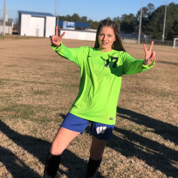 Profile Picture of Chloee Mcmanus (@chloeemcmanus7_) on Poshmark