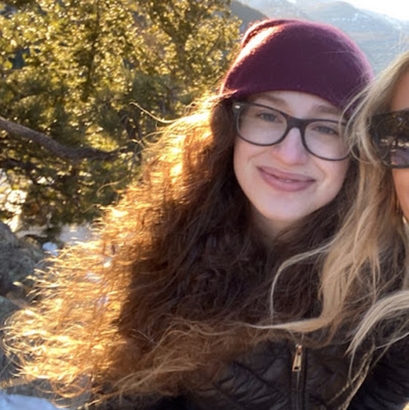 Sarah Schleifer - Poshmark Profile Picture of Sarah Schleifer (@sarahschleifer2) on Poshmark