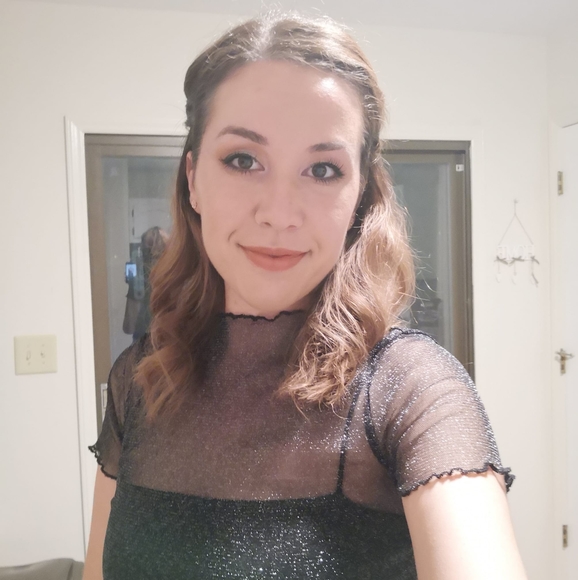 Profile Picture of Stephanie Mitrusheva (@smitrusheva) on Poshmark