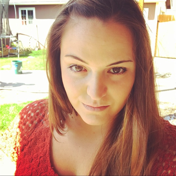 Profile Picture of Jamie Bays (@jamiebays) on Poshmark