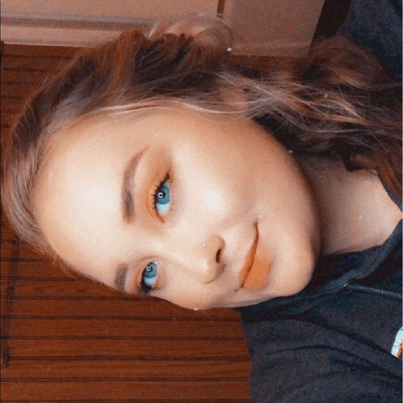 Profile Picture of Whitney Barber (@whitneybarbe170) on Poshmark