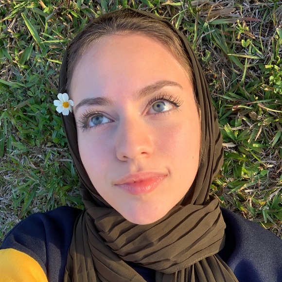 Profile Picture of Manal Akkouche (@manalakko) on Poshmark