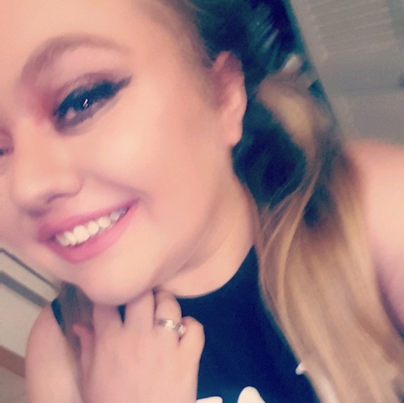 Profile Picture of Tori Gonzalez (@torigonzalez_) on Poshmark