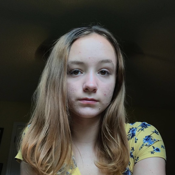 Profile Picture of Emily Eichman (@eeeemily88) on Poshmark