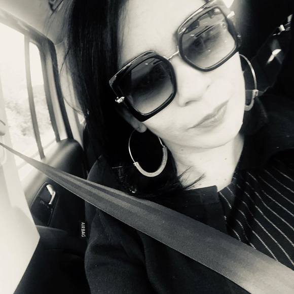 Profile Picture of Mari Silva (@mari_silvare) on Poshmark