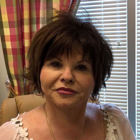 Profile Picture of Debra Bell (@dcbell687) on Poshmark