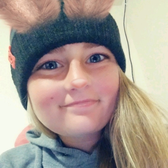 Profile Picture of Natalie Axelsson (@naxelsson24) on Poshmark