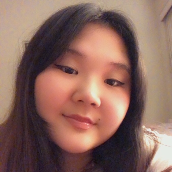 Profile Picture of Andrea Kim (@andrea51406) on Poshmark