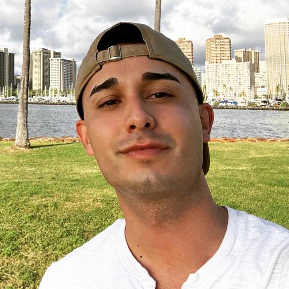 Profile Picture of André Dakis (@andredakis) on Poshmark